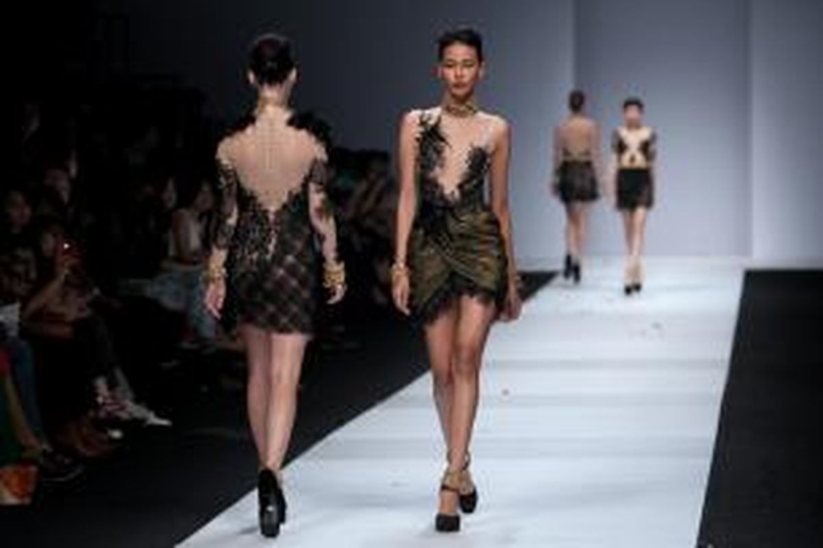 Pergelaran busana koleksi dari Evelyn Fransisca pada Jakarta Fashion Week 2015