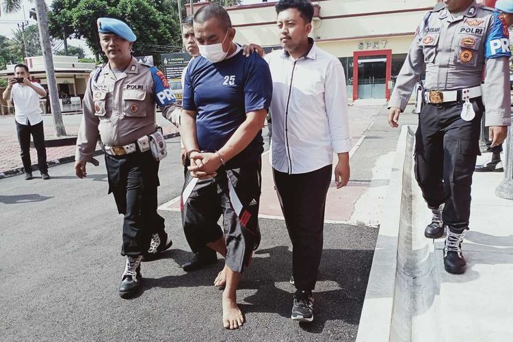 Adang Sudrajat (46) warga Cianjur, Jawa Barat saat digiring oleh jajaran Satreskrim Polresta Bandung, pada Senin (12/6/2023) di Mapolresta Bandung, Soreang, Kabupaten Bandung.