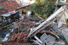 Teriakan Tukang Sayur Selamatkan Penghuni Indekos yang Roboh di Mampang