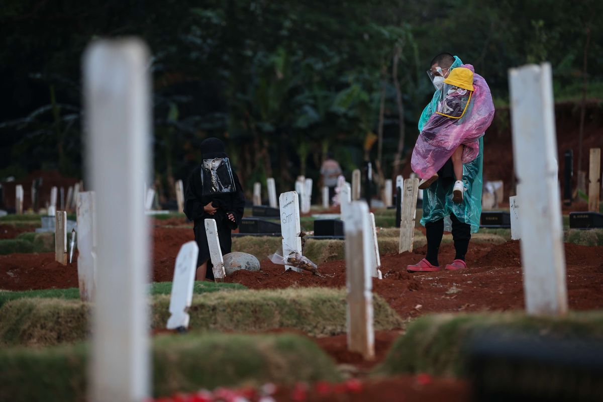 Warga melawat di pemakaman khusus Covid-19 di TPU Pondok Ranggon, Jakarta Timur, Rabu (30/9/2020). Pemerintah Provinsi DKI Jakarta memperluas lahan untuk pemakaman jenazah orang-orang yang meninggal dunia karena terkait dengan Covid-19 di Taman Pemakaman Umum (TPU) Pondok Ranggon, Jakarta Timur. Lahan diperluas karena jumlah jenazah yang dimakamkan dengan protokol Covid-19 terus bertambah setiap hari.