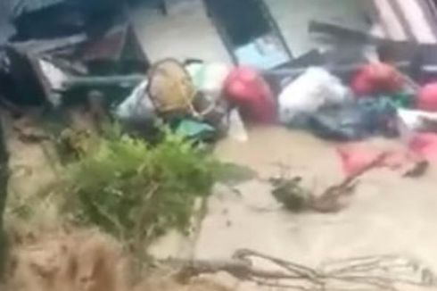 Korban Banjir Bandang di Enrekang Kumpulkan Puing Rumahnya yang Hancur