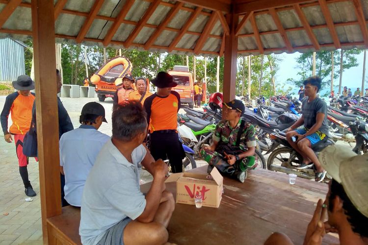 Basarnas sedang berkoordinasi dengan para relawan untuk pencarian korban laka Laut di Pantai Karangbolong Kebumen pada Rabu (10/1/2024)
