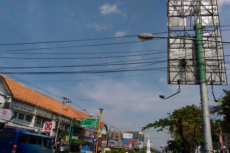 Kondisi papan baliho tak jauh dari Tugu atau tepatnya di depan kantor Kesbangpol DIY, Jalan Jenderal Sudirman nomor 5, Kota Yogyakarta, Selasa (29/8/2017).