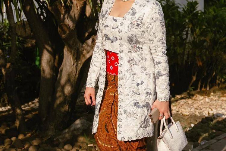 Nagita Slavina menghadiri Upacara HUT Ke-80 RI di Istana Merdeka, Jakarta Pusat, Minggu (17/8/2025) bersama sang suami, Raffi Ahmad.