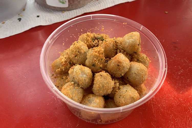 Cimol bojot AA, penganan khas Garut yang dijual di Jakarta dan Bandung.