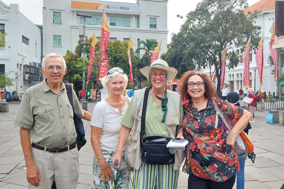 Turis asing asal Belanda memgunjungi Kota Tua Jakarta untuk mengenang masa kecil di Batavia, Kamis (22/9/2022).
