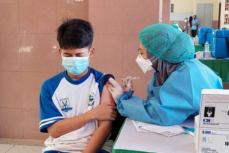 Seorang pelajar di Kota Tangerang yang mengikuti vaksinasi massal Covid-19 di Pusat Pemerintahan Kota (Puspemkot) Tangerang, Rabu (1/9/2021).