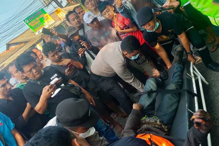 Seorang pekerja teknisi internet tewas karena tersengat listrik di pertigaan jalan Desa Tlajung Udik, Kecamatan Gunung Putri, Kabupaten Bogor, Jawa Barat, Sabtu (4/6/2022).