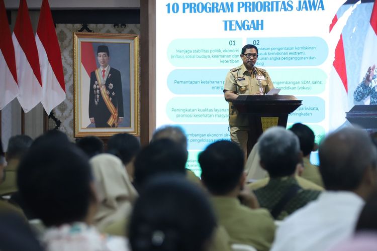 Penjabat (Pj) Gubernur Jawa Tengah (Jateng) Nana Sudjana memaparkan 10 program prioritas Jateng dalam Musyawarah Perencanaan Pembangunan (Musrenbang) Provinsi Jateng Tahun 2024 untuk Penyusunan Rancangan Rencana Kerja Perangkat Daerah (RKPD) Tahun 2025 di Semarang, Jateng, Senin (29/4/2024).