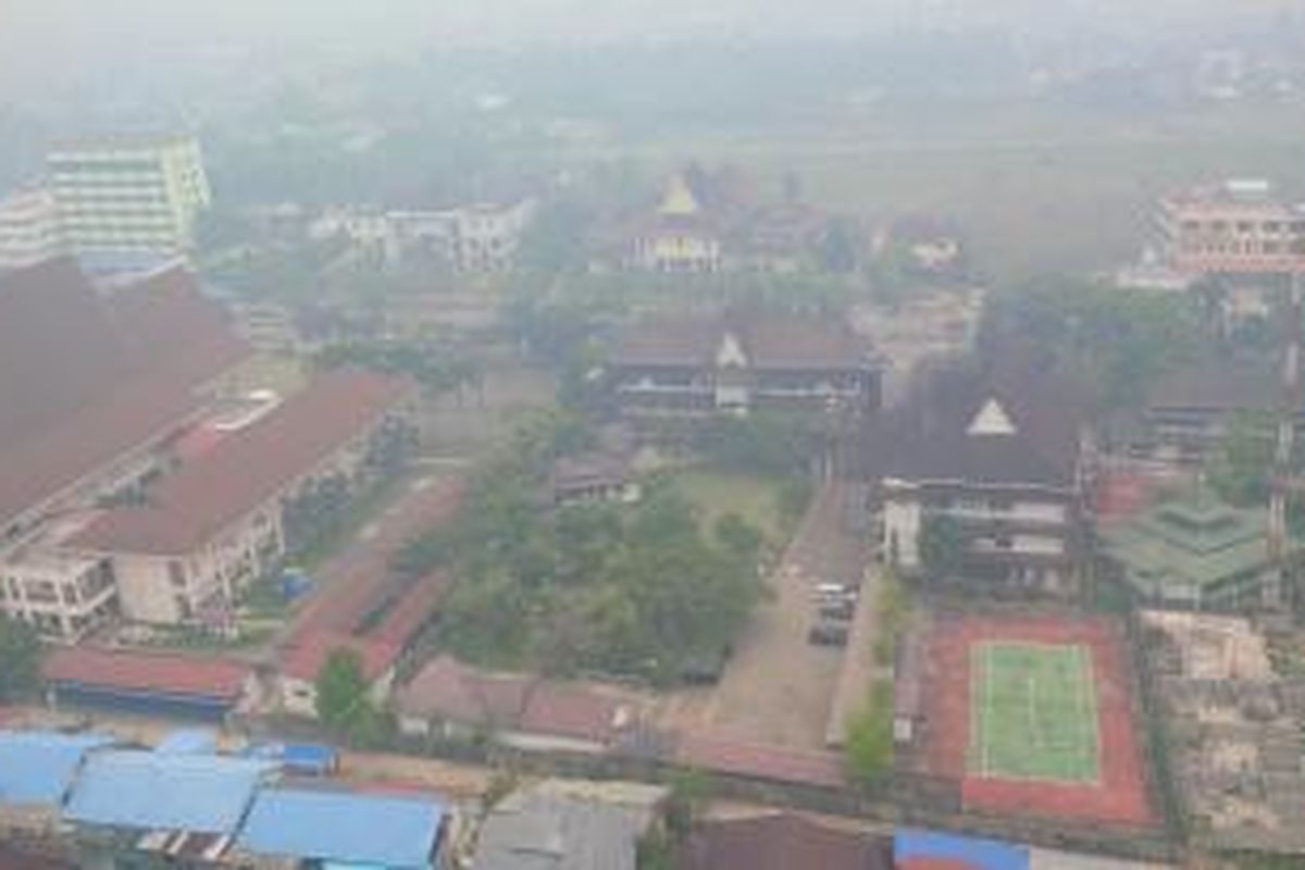 Kabut asap yang menyelimuti Kota Pontianak terlihat dari pantauan udara (21/10/2015)