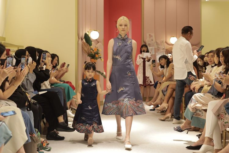 Merek fesyen lokal Sissae kembali meluncurkan koleksi Chinese New Year bertajuk The Tale of Nü Wa untuk menyambut Tahun Kelinci Air 2023 di Plaza Senayan, Jakarta, Senin (12/12/2022).