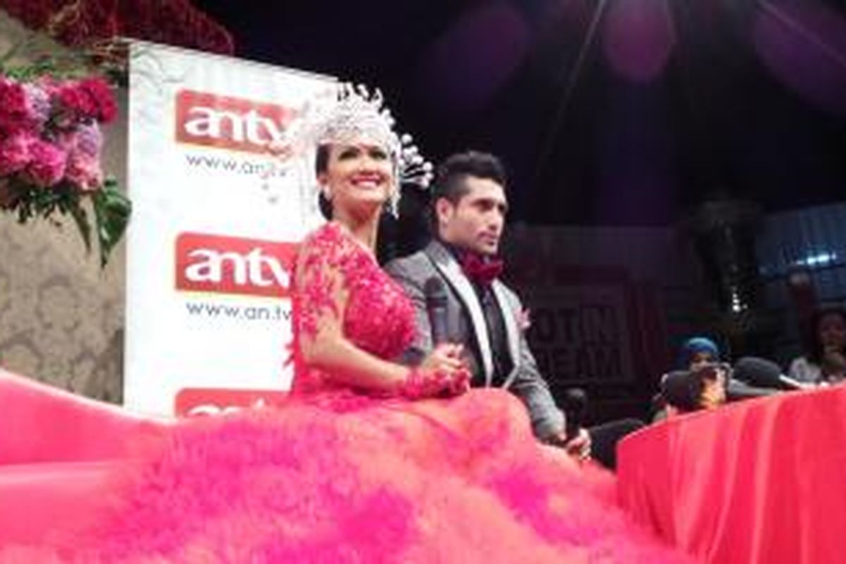 Julia Perez dan Gaston Castano bertunangan di Jakarta pada Rabu (4/12/2013) malam dan acara mereka itu disiarkan langsung melalui program Campur Campur ANTV.
 