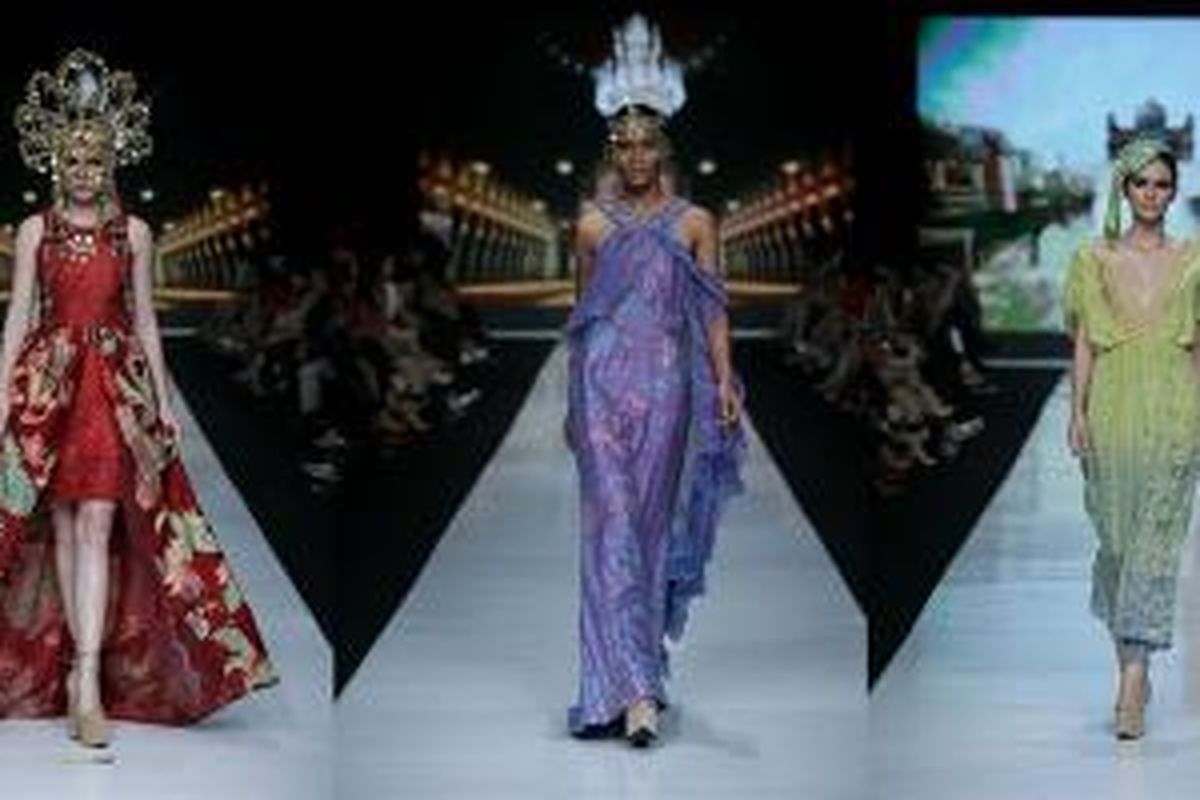 Koleksi terbaru batik Parang Kencana yang ditampilkan di Jakarta Fashion Week 2014.