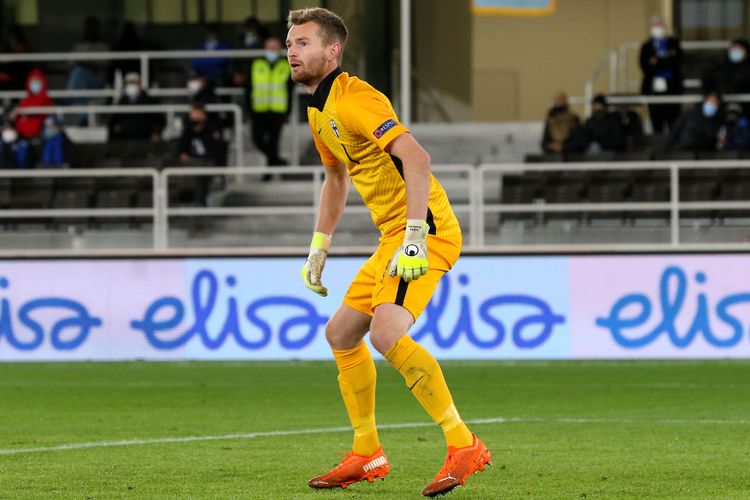 Penjaga gawang Lukas Hradecky saat tampil dalam sebuah laga bersama timnas Finlandia.