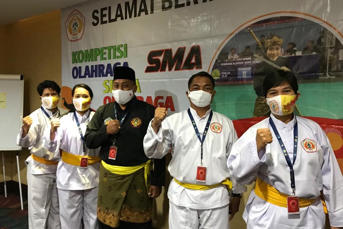 Juri cabang pencak silat KOSN 2020 jenjang pendidikan menengah (SMA dan SMK) pada tanggal 16?21 November 2020.