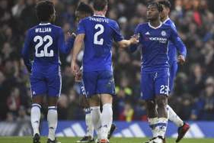 Para pemain Chelsea merayakan gol ke gawang Peterborough United dalam ajang Piala FA, di Stadion Stamford Bridge, Minggu (8/1/2017).