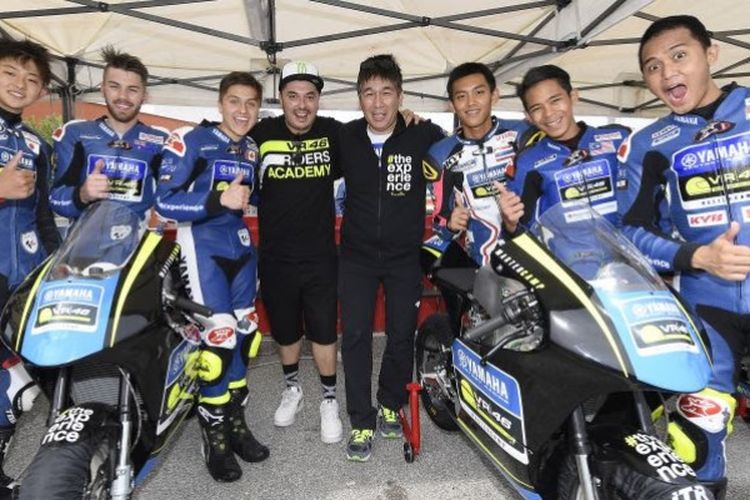 Pebalap Indonesia, Anggi Setiawan (kanan) berpose dengan pebalap lain peserta edisi ketiga VR46 Master Camp di Tavullia, Italia, Kamis (11/5/2017).