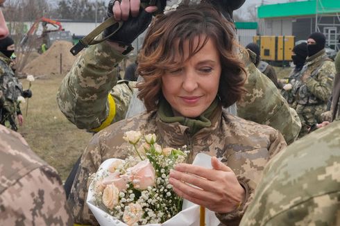 Pasangan Tentara Ukraina Merayakan 20 Tahun Pernikahan dengan Romantis di Zona Perang