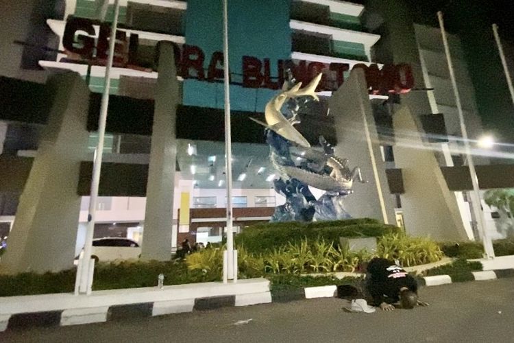 Midun, aksi bersepeda dari Malang ke Jakarta saat berada di Stadion GBT Surabaya