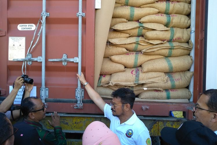 Mentan Syahrul Yasin Limpo melihat komoditas kopi yang akan diekspor saat pelepasan 28 komoditas pertanian ke 28 negara.