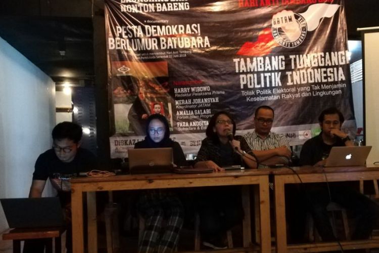 Koalisi Masyarakat Sipil Menggelar Diskusi Tambang Tunggangi Politik Indonesia di Diskaz Rumah Pekerja, Jakarta, Senin (28/5/2018)