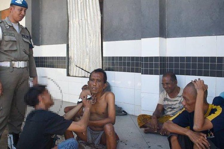 Remaja yang hendak tawuran di Surabaya terjaring oleh petugas. Mereka pun mendapat sanksi pembinaan berupa kewajiban membantu Orang Dengan Gangguan Jiwa (ODGJ) di Lingkungan Pondok Sosial (Liponsos) Keputih 
