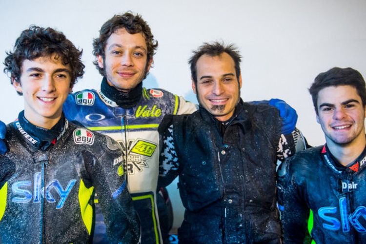 Valentino Rossi berpose bersama dua pebalap akademi VR46, Francesco Bagnaia (kiri) dan Romano Fenati (kanan).