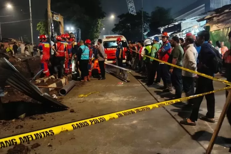 Detik-detik Penyelamatan Bocah yang Terjebak 4 Jam di Lubang Proyek di Tebet Jaksel