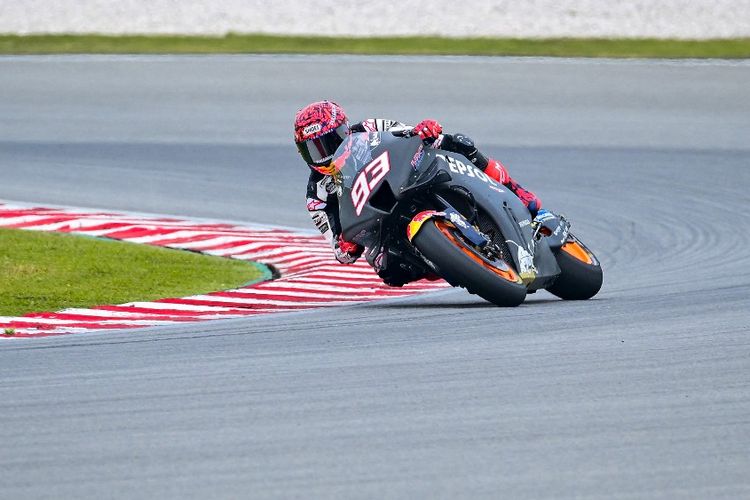 Marc Marquez saat sesi tes pra-musim MotoGP 2022 di Sirkuit Sepang, Malaysia. (Photo by Ahmad Fadali / AFP)