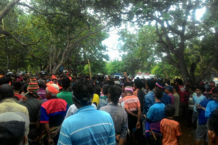 Ratusan keluarga dan kerabat menjemput jenazah Dominikus  Malo Solo, di rumah duka di Desa Watukawula. Kecamatan Kota Tambolaka, Sumba Barat Daya, Kamis (6/7/2017) sore