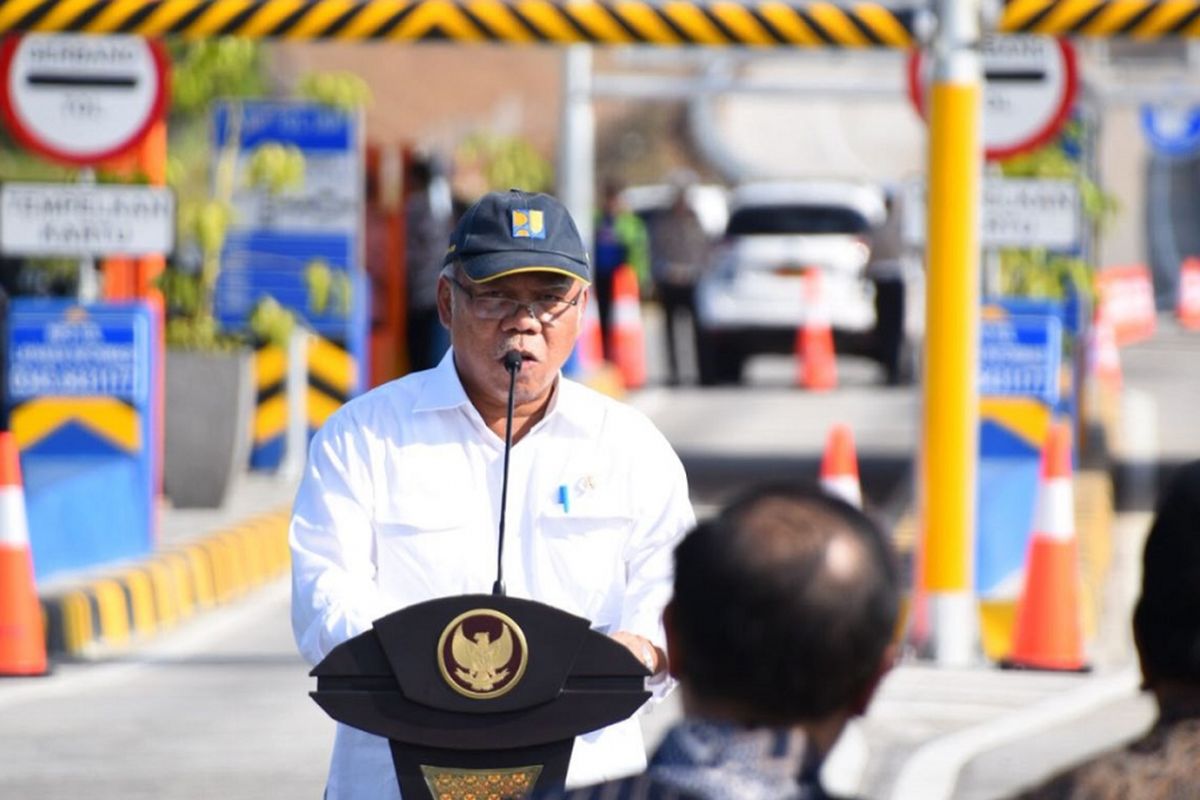 Menteri Pekerjaan Umum dan Perumahan Rakyat Basuki Hadimuljono memberi sambutan saat peresmian Jalan Tol Rembang-Pasuruan yang dilakukan oleh Presiden Joko Widodo, Jumat (22/6/2018) di Pasuruan, Jawa Timur.