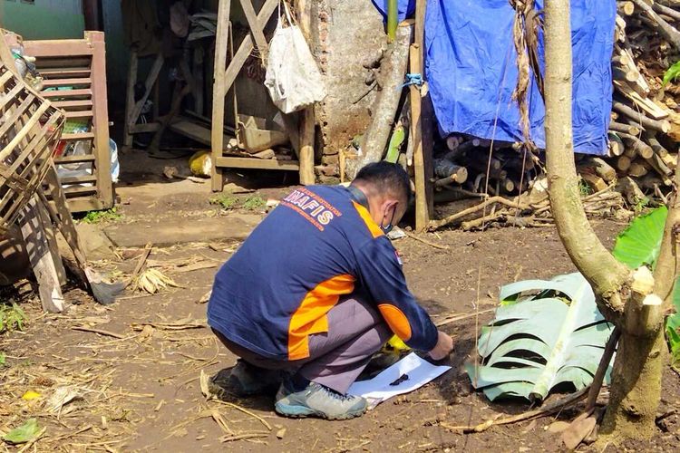 Tim Inafis Polres Malang saat olah TKP dugaan pembunuhan kepada nenek di Kecamatan Karangploso, Kabupaten Malang.