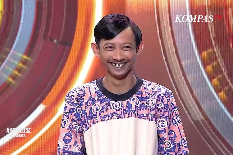 Komika Yono Bakrie juara Stand Up Comedy Indonesia (SUCI) season 10. 