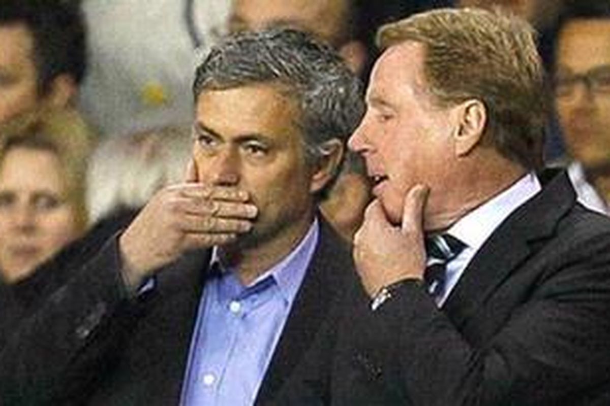 Pelatih Tottenham Hotspur, Harry Redknapp, berbicara dengan pelatih Real Madrid, Jos Mourinho, di White Hart Lane dalam laga Liga Champions.
