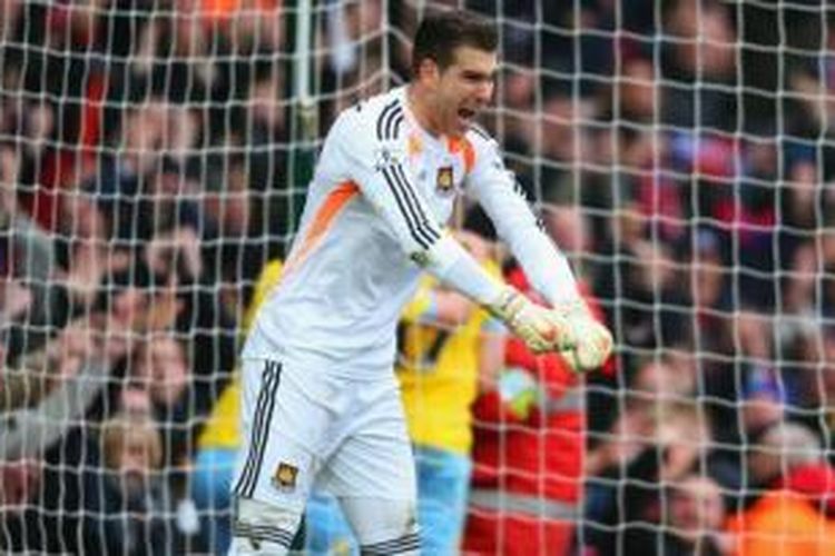 Kiper West Ham United, Adrian. 