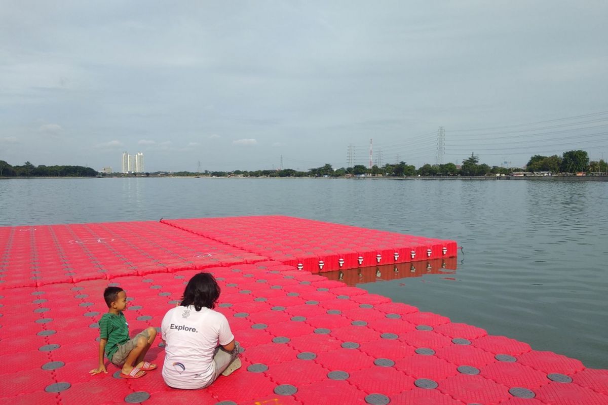 Warga menikmati Waduk Cincin di atas palka ADP, Minggu (10/12/2017). Beberapa waktu, kehadiran palka ADP atau floating deck yang digunakan untuk darmaga apung menjadi atraksi baru masyarakat Jakarta Utara.