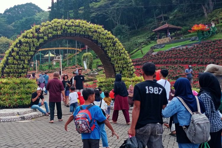 Tempat wisata legendaris warga Jawa Timur yakni Taman Rekreasi Selecta ramai pengunjung. 