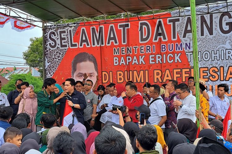 Menteri BUMN Erick Tohir berbincang dengan mahasiswa di Bengkulu