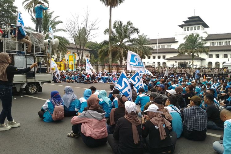 Ratusan buruh SPN berunjuk rasa di Gedung Sate, Kota Bandung, Jawa Barat tuntut kenaikan upah 15 persen, Kamis (16/11/2023).