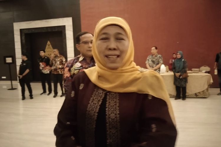 Gubernur Jawa Timur, Khofifah Indar Parawansa usai menghadiri Kegiatan Peningkatan Kapasitas SDM Kepala Desa Jawa Timur di Kota Batu, Jawa Timur pada Selasa (7/11/2023), malam. 