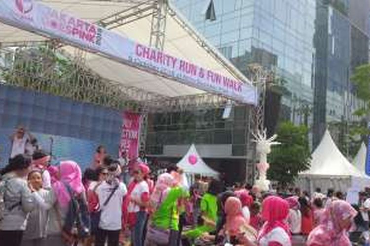 Jakarta Goes Pink, sebuah kegiatan berlari yang diikuti oleh para artis Tanah Air untuk memberikan selebrasi kepada para pasien dan penyintas kanker, di Komplek Altira Business Park, Sunter, Jakarta Utara, Minggu (9/10/2016).