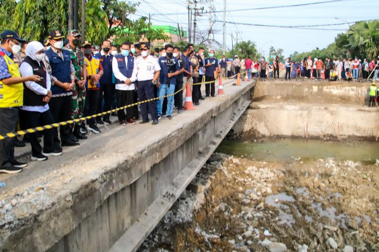 Gubernur Jawa Timur Khofifah Indar Parawansa (tengah), saat melakukan sidak perbaikan Jembatan Ngaglik 1 di Lamongan, Jumat (1/4/2022).