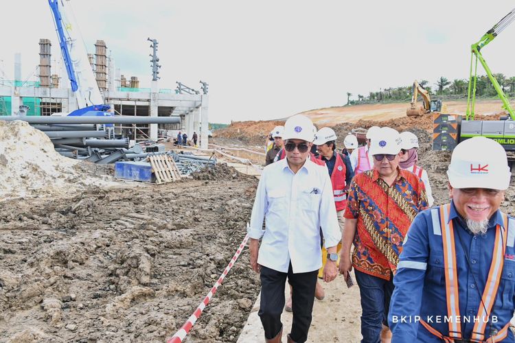 Menteri Perhubungan Budi Karya Sumadi mengecek progres pembangunan Bandara VVIP di IKN pada Senin (3/6/2024). Bandara Naratetama ini ditargetkan dapat diujicoba pada Juli dan dioperasikan terbatas pada 1 Agustus 2024.