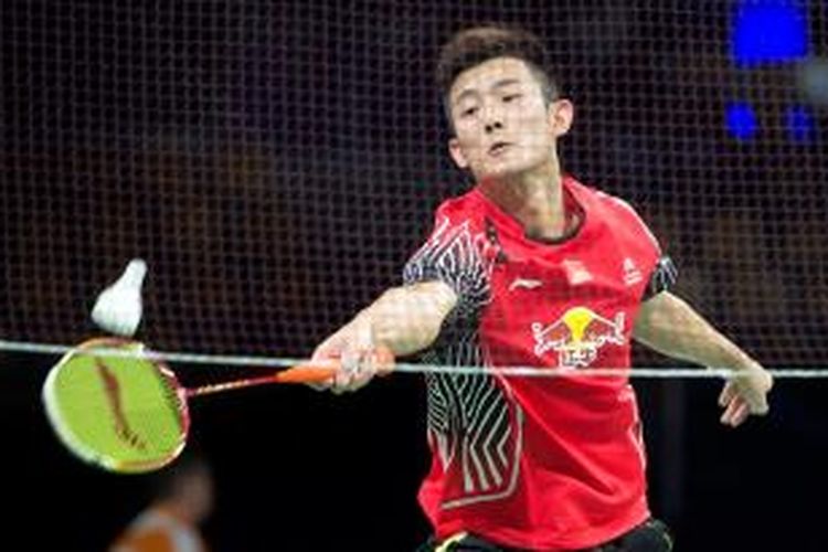 Pebulu tangkis Tiongkok, Chen Long, berusaha menjangkau kok dari pemain Austria, Luka Wraber, pada babak pertama Kejuaraan Dunia 2014 di Ballerup Super Arena, Kopenhagen, Selasa (26/8/2014). Chen Long menang 21-8, 21-10.