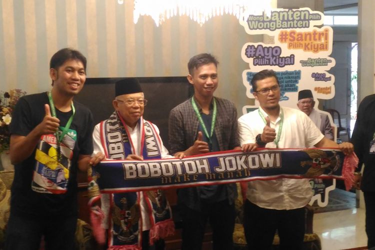 Empat orang perwakilan Viking mendklarasikan dukungan pasangan nomor urut 01, Jokowi-Maruf di Jalan Situbondo, Jakarta, Rabu (2/2/2019). 