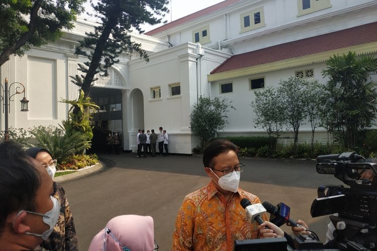 Menteri Kesehatan Budi Gunadi Sadikin memberikan keterangan pers usai rapat terbatas evaluasi PPKM di Istana Kepresidenan, Jakarta, Selasa (23/8/2022).