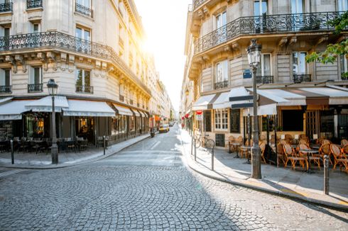 Paris Bars to Close as French Capital Placed on Maximum Covid Alert