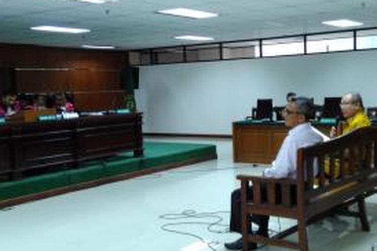 Dua dokter yang dihadirkan jaksa di persidangan menilai mantan Ketua Dewan Pengarah Badan Pemenangan Pemilu Partai Hanura Bambang Wiratmadji Soeharto tidak mampu menghadiri persidangan karena komplikasi penyakit yang dideritanya.