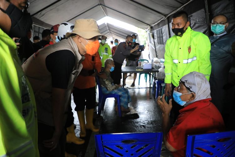 Gubernur Jawa Tengah, Ganjar Pranowo meninjau lokasi banjir di daerah Tambakrejo, Kecamatan Gayamsari, Kota Semarang, Minggu (7/2/2021).