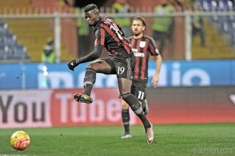 M'Baye Niang mencetak satu gol saat AC Milan menang 2-0 atas Sampdoria pada Coppa Italia di Stadion Luigi Ferraris, Kamis (17/12/2015). 